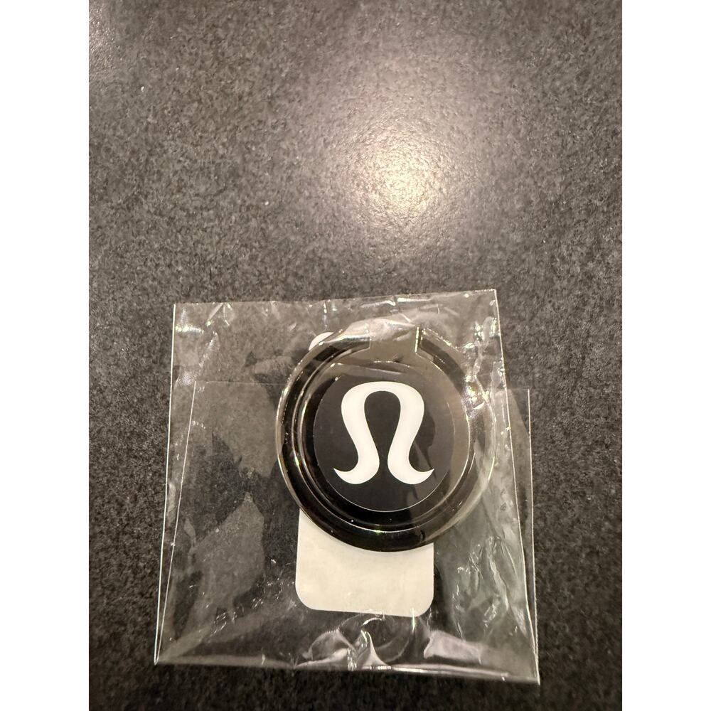 410 - NWOT LULULEMON  LOGO Phone Ring